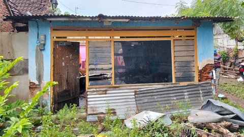 Tragis! Rumah Roboh Diterjang Hujan Deras di Situbondo, Ibu dan Anak Tertimpa Saat Terlelap