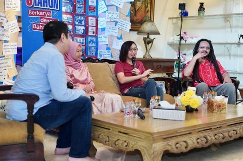 {{caption}}