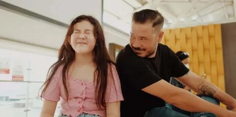 Meski Berpisah, Nafa Urbach dan Zack Lee Solid Dampingi Anak Beranjak Remaja