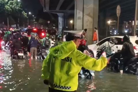 Macet Total Jakarta Barat: Lalu Lintas Lumpuh Akibat Banjir di Kolong Ring Road Kembangan