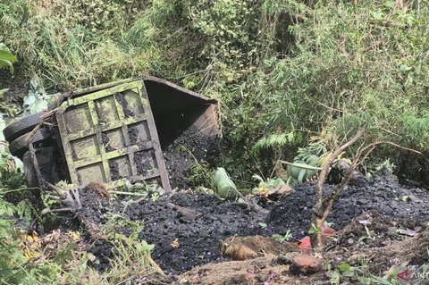 Polres Sumedang Gunakan Alat Berat Evakuasi Truk Batu Bara yang Terjun ke Jurang