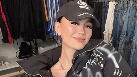 Agnez Mo Bantah Kabarnya Terperangkap di Dubai Ditengah Konflik AS‑Israel vs Iran: Saya Baik-baik Saja