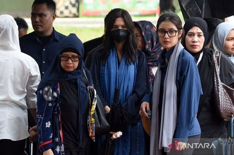 Suasana Haru Selimuti Pemakaman Vidi Aldiano, Sheila Dara Tampak Tegar