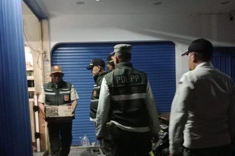 Satpol PP Gencarkan Penertiban Miras Ilegal di Tebet dan Kebayoran Baru