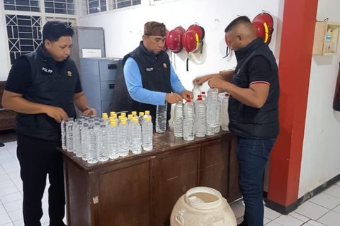 Satpol PP Probolinggo Sita Miras Dekat Pondok Pesantren, Amankan Puluhan Botol Arak Bali