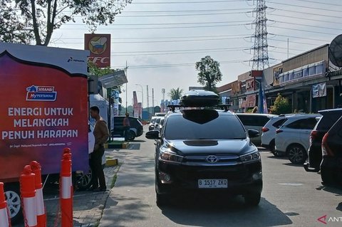 Volume Kendaraan Mudik Lebaran 2026 di Rest Area KM 43 Jakarta-Merak Mulai Ramai