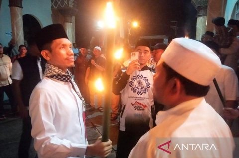 Semarak Pawai Obor Idul Fitri Aceh Barat: Ganti Konvoi Kendaraan dengan Jalan Kaki