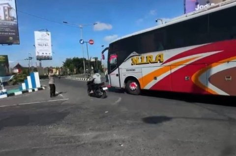 H-1 Idul Fitri 2026: Arus Lalu Lintas Simpang Mengkreng Kediri Landai Lancar