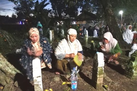 Juru Parkir Dadakan Raup Rezeki Melimpah saat Lebaran di Lombok Tengah