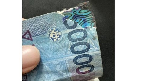 Viral Perempuan Robek Uang Kertas Rupiah karena Kesal, Hati-Hati Bisa Kena Denda Rp1 Miliar