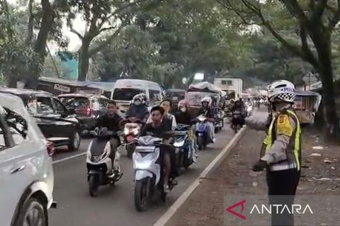 Polres Cianjur Terapkan Sistem Satu Arah Urai Antrean Panjang di Jalur Bandung-Cianjur H+2 Lebaran