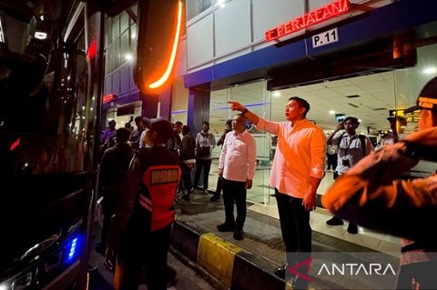 Menhub dan Seskab Pantau Langsung Pemantauan Arus Balik Lebaran di Pulo Gebang