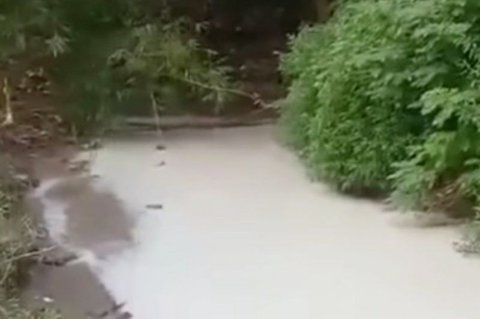 DLH Karawang Uji Laboratorium Air Sungai Diduga Tercemar Limbah Pabrik Kertas, Soroti Pencemaran Sungai Karawang