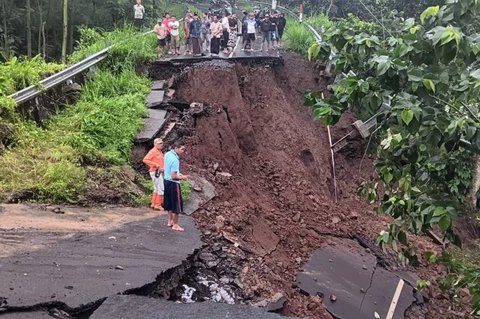 Akses Jalan Menuju Air Terjun Madakaripura Longsor, Dua Pengendara Terluka