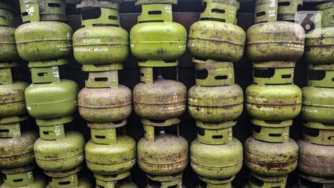 Krisis Gas Melon 3 Kg, Warga Sukabumi Selatan 'Kembali ke Zaman Dulu' Memasak Pakai Kayu Bakar