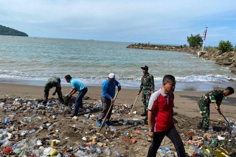 Pascalebaran, Gotong Royong Kebersihan Pantai Pasaman Barat Libatkan Berbagai OPD dan Masyarakat