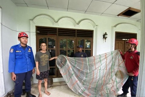 Evakuasi Balon Udara Tulungagung: Damkar Amankan Balon Berisi Petasan di Kabel Listrik