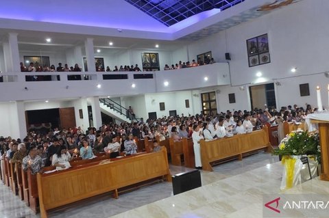 Ratusan Umat Padati Misa Malam Paskah Rumengkor, Gereja Rusak Akibat Gempa
