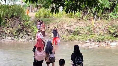 Siswa SD di Sulteng yang Viral Berenang ke Sekolah Kini Miliki Jembatan