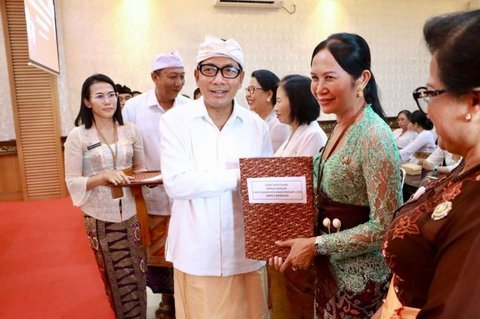Sekda Denpasar Serahkan SK 41 Kepala Sekolah, Perkuat Mutu Pendidikan