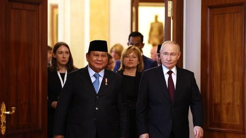 Momen Keakraban Prabowo dan Putin Warnai Kepulangan dari Rusia