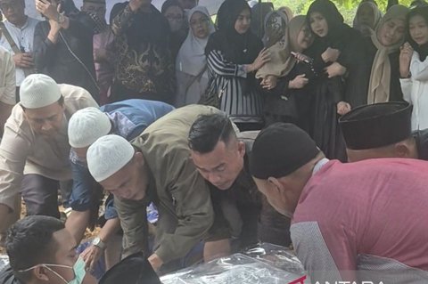 Tangis Haru Iringi Pemakaman Fauzi Orbanta, Korban Kecelakaan Heli PK-CFX di Jambi