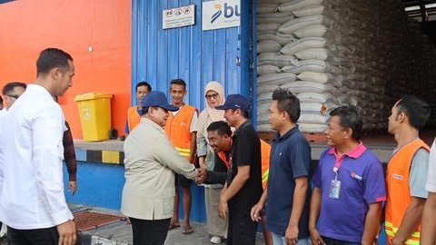 Sidak Gedung Bulog di Magelang, Prabowo Sempatkan Sapa dan Foto Bareng Pegawai