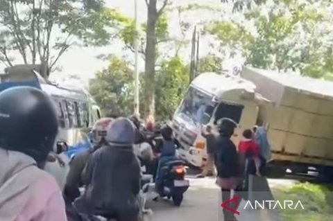 Jalur Selatan Cianjur Normal Kembali Pasca-Evakuasi Truk Terperosok