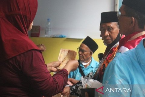Ratusan Jamaah Haji NTB Serbu Lokasi Penukaran Uang Riyal di Asrama Haji