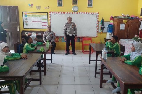 Polsanak Polres Jayapura Tanamkan Disiplin Lalu Lintas Sejak Dini di SD Sentani