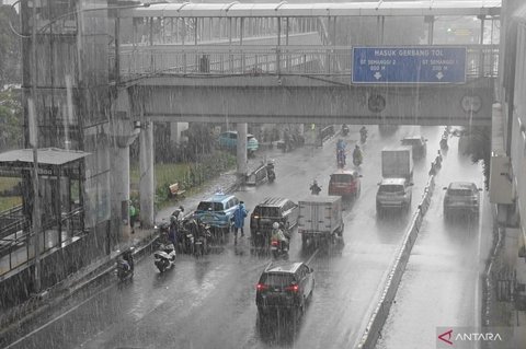 Prakiraan Cuaca Jakarta: BMKG Prediksi Hujan Ringan Sepanjang Senin, Waspada Potensi Hujan Sedang