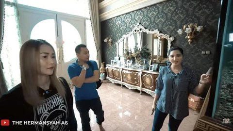 Intip 7 Foto Ruang Tamu Inul Daratista, Perpaduan Klasik dan Modern yang Mewah