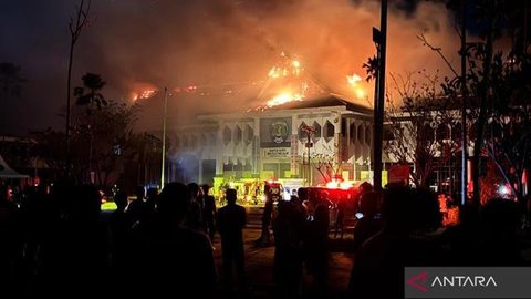 Kantor Bupati Bulungan Kebakaran Hebat, Petugas Damkar Terluka saat Jinakkan Api