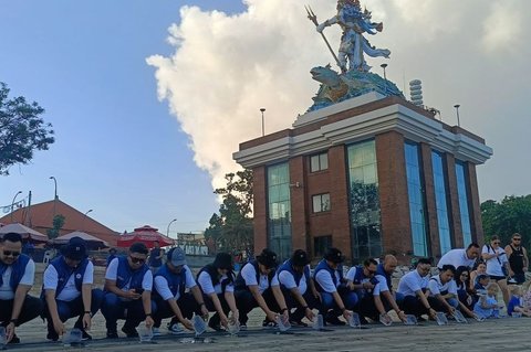 BRI Life Lepas 100 Tukik di Kuta Bali, Perkuat Konservasi Penyu dan Ekosistem Laut