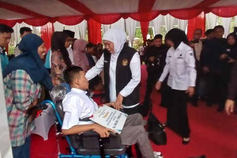 Gubernur Khofifah Salurkan Bantuan Sosial di Kediri, Perkuat Kesejahteraan Warga