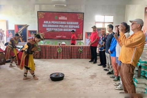 Wisatawan Amerika Serikat Terpukau Pesona Budaya Dayak di Pulau Kupang
