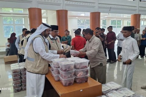 UIN Ar-Raniry dan UEA Salurkan 4.000 Paket Daging Kurban di Banda Aceh
