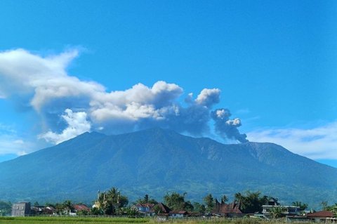 Erupsi Gunung Marapi Semburkan Kolom Abu 2.000 Meter, Warga Diminta Waspada