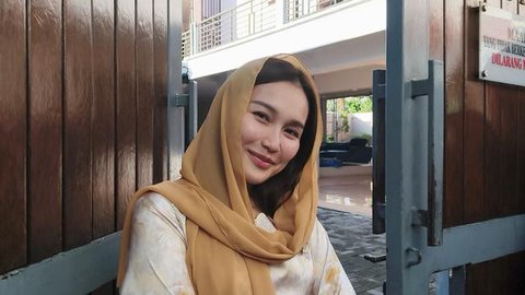 Tinggal di Gang Sempit, Intip 8 Potret Kebun Asri dan Kandang Hewan di Rumah Ayu Ting Ting