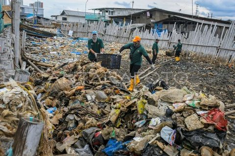 Tantangan Penanganan Sampah Muara Angke: Sampah Hulu Terus Mengalir