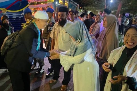 Ratusan Jamaah Haji Magetan Kloter 20 Tiba di Tanah Air, Disambut Hangat Bupati