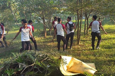 Polres Lombok Tengah Bersihkan Sampah di Bypass Menuju Bandara, Ajak Warga Jaga Lingkungan