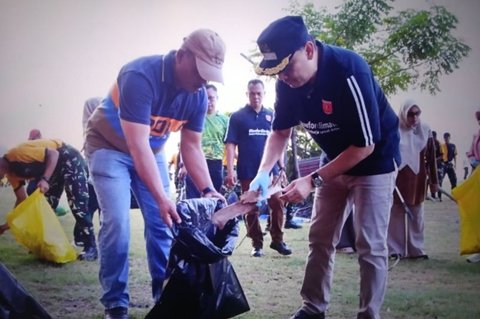 Pemkab Agam Angkut 2,6 Ton Sampah di Pantai Tiku, Perkuat Program Penanganan Sampah Agam