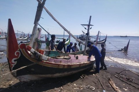 Gelombang Tinggi Hantam Perahu Nelayan Rusak Situbondo, Kerugian Puluhan Juta Rupiah