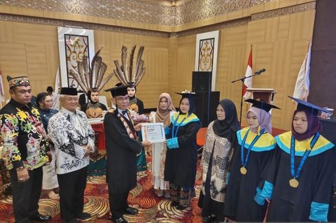 Universitas PGRI Palangka Raya Perkuat SDM Kalteng Melalui Wisuda Angkatan XXI