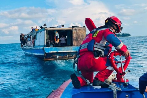 Gulkarmat Berhasil Evakuasi Kapal Pulau Panggang Akibat Overload dan Cuaca Buruk
