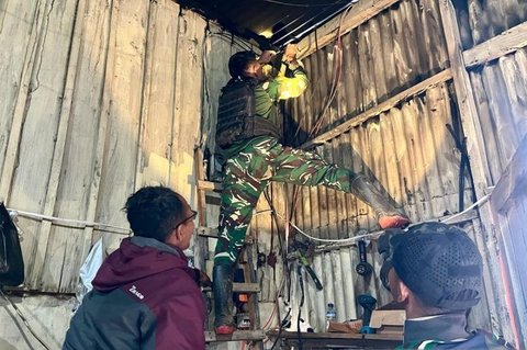 Satgas Yonif 511/DY Perbaiki Instalasi Listrik Warga Lanny Jaya, Wujud Bakti Sosial TNI