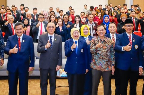 Khofifah Dorong Jejaring Alumni FH Unair Perluas Kesempatan Kerja Generasi Muda