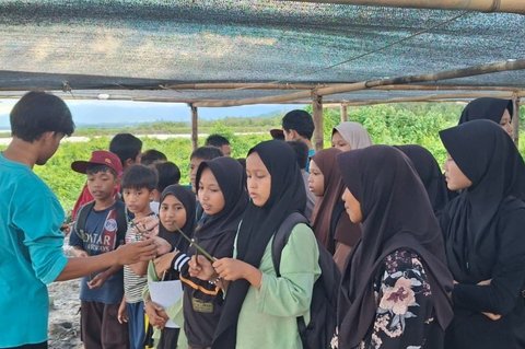 Edukasi Mangrove Parimo: Puluhan Pelajar SD Diajak Jaga Ekosistem Pesisir dan Kelola Sampah