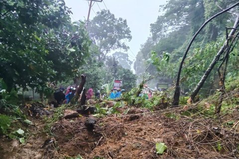 Polisi Tutup Total Arus Padang-Painan Akibat Longsor, Pembersihan Material Dipercepat